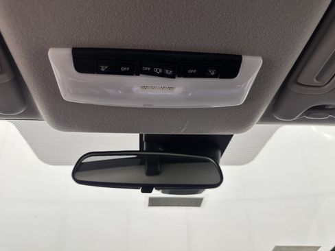 New 2025 Nissan Versa SV w/ Trunk Package FWD image 29