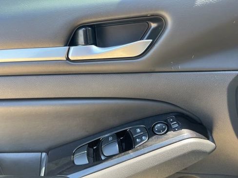 Used 2024 Nissan Altima 2.5 SL FWD image 11