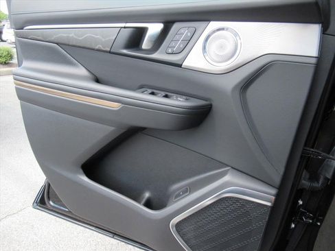 Certified 2025 Buick Enclave Avenir FWD image 28