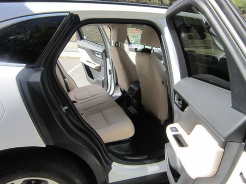 Used 2019 Jaguar F-PACE Premium image 9