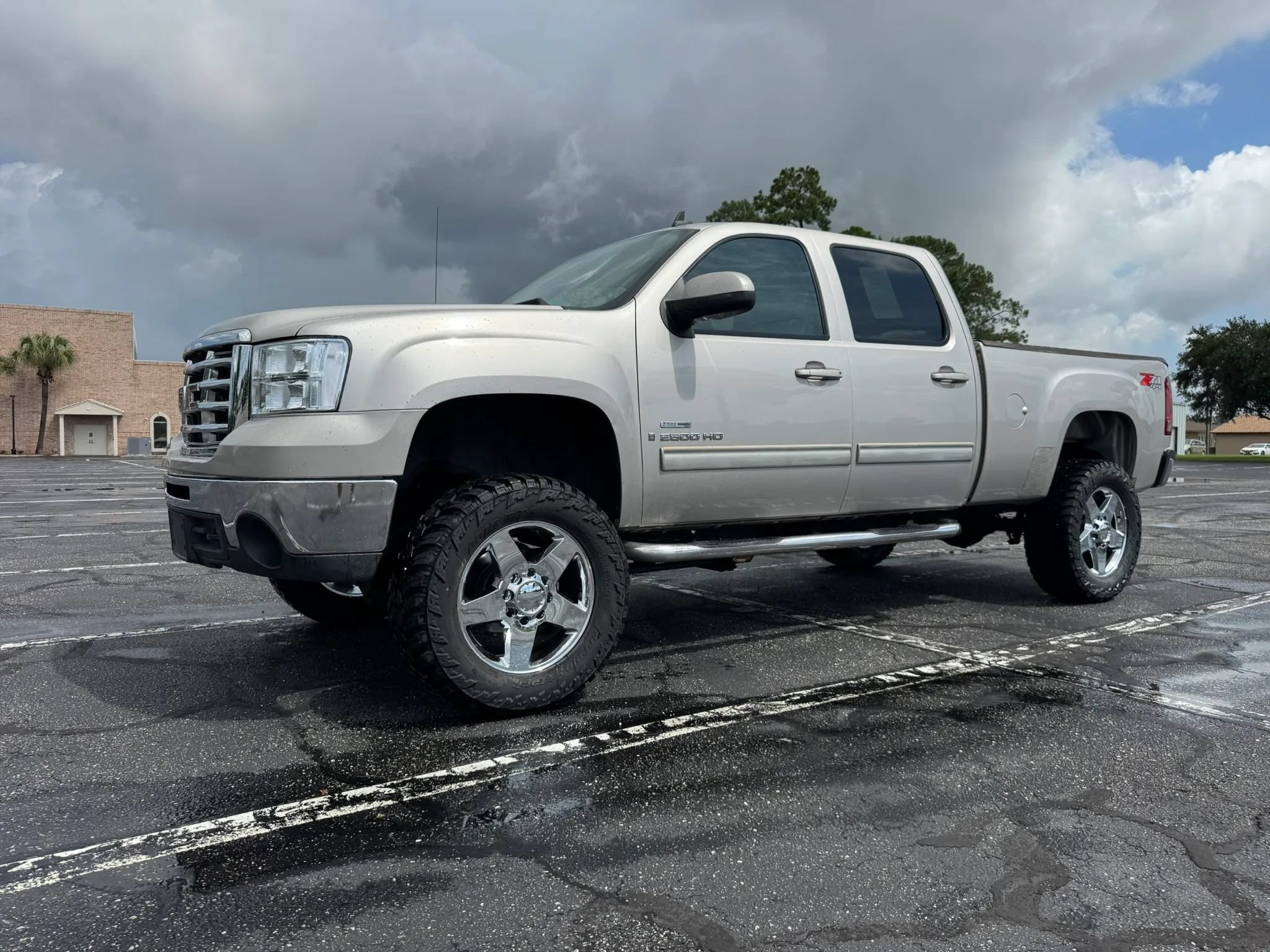 Used 2008 GMC Sierra 2500 SLT w/ Z71 Off-Road Package AWD/4WD image 2