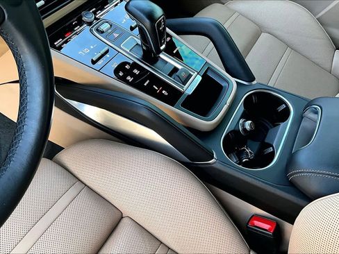 Used 2020 Porsche Cayenne Turbo image 16