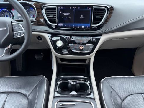 Used 2023 Chrysler Pacifica Limited FWD image 15