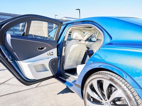 Used 2024 Bentley Flying Spur V8 image 25