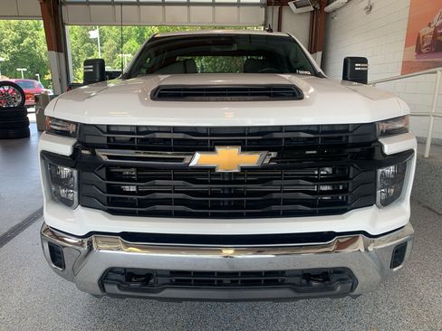 Used 2024 Chevrolet Silverado 2500 W/T AWD/4WD image 2