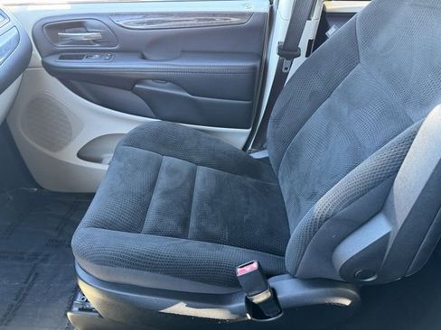 Used 2019 Dodge Grand Caravan SE w/ Rear Park Assist Package image 18