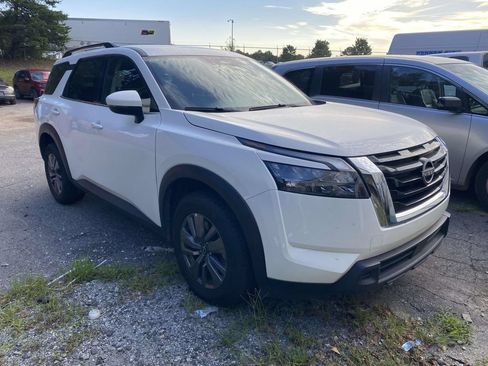 Used 2025 Nissan Pathfinder SV FWD image 3