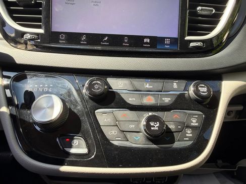 Used 2022 Chrysler Pacifica Touring-L FWD image 25