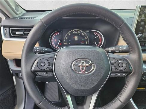 Used 2020 Toyota RAV4 Limited image 23