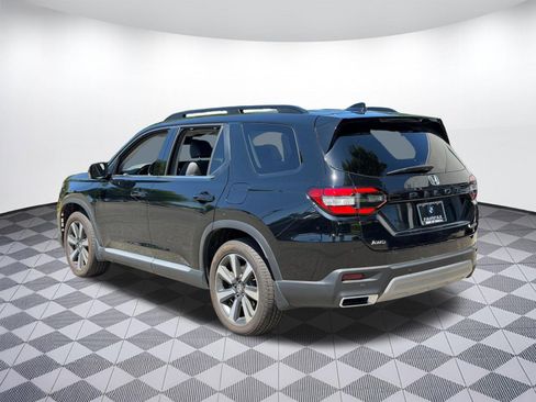 Used 2025 Honda Pilot Touring image 3