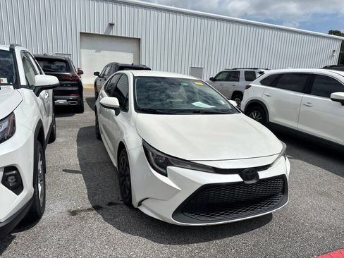 Used 2020 Toyota Corolla LE FWD image 3