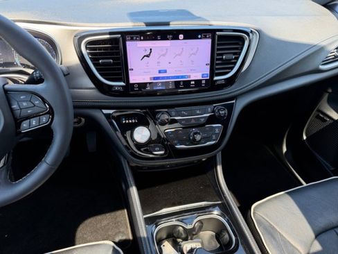 Used 2023 Chrysler Pacifica Limited w/ Uconnect Theater Family Group AWD/4WD image 14