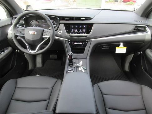 New 2025 Cadillac XT6 Luxury image 11