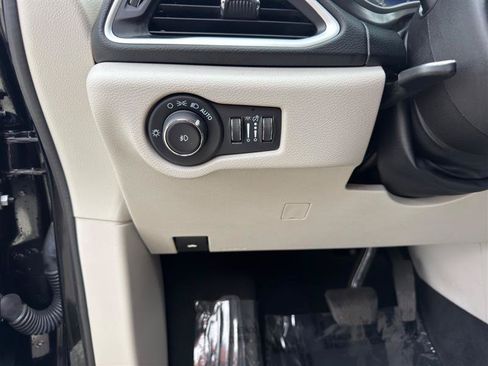 Used 2024 Chrysler Pacifica Touring-L FWD image 12