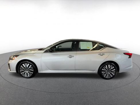 Used 2024 Nissan Altima 2.5 SV image 9