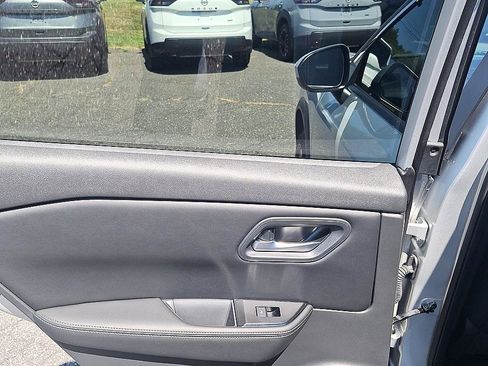 Certified 2025 Nissan Rogue SV FWD image 29