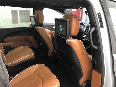 Used 2024 Chrysler Pacifica Pinnacle w/ Trailer Tow Group image 16