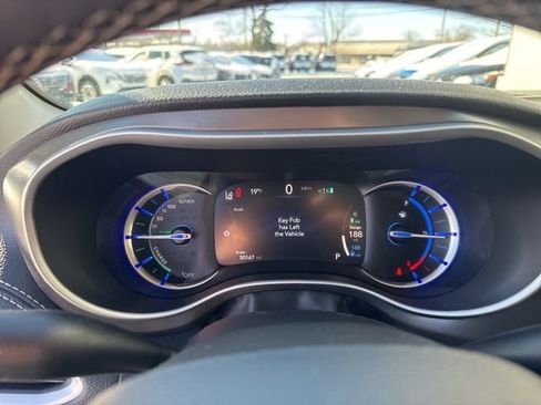 Used 2024 Chrysler Pacifica Select image 15