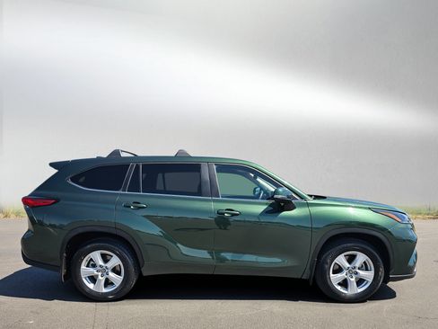 Used 2023 Toyota Highlander L AWD/4WD image 6
