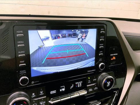 Used 2022 Toyota Highlander L image 18