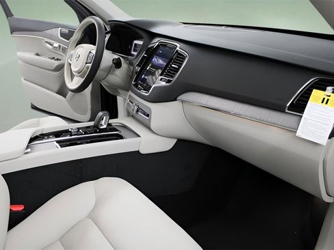 New 2025 Volvo XC90 B6 Plus w/ Protection Package Premier image 19