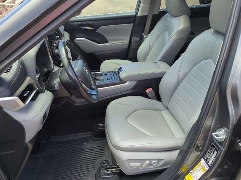 Used 2022 Toyota Highlander XLE AWD/4WD image 15