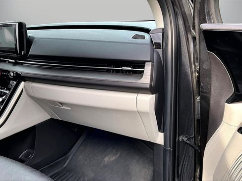 Used 2024 Kia Carnival EX image 20