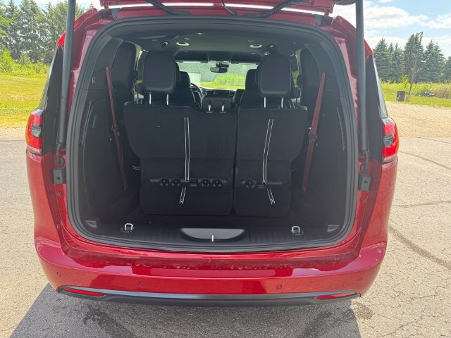 New 2027 Chrysler Pacifica Select AWD/4WD image 17