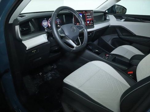 Used 2025 Volkswagen Tiguan SE AWD/4WD image 17