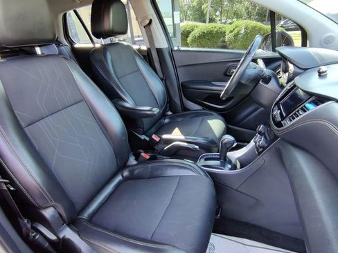 Used 2022 Chevrolet Trax LT w/ Midnight Edition image 18