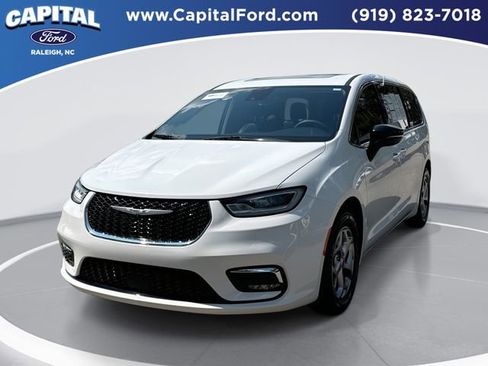 Used 2024 Chrysler Pacifica Limited FWD image 1