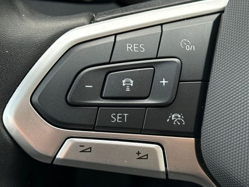 Certified 2025 Volkswagen Taos SE image 30