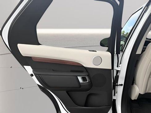 Certified 2025 Land Rover Discovery Dynamic SE image 17