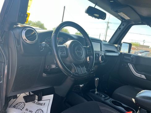 Used 2017 Jeep Wrangler Unlimited Sahara w/ Connectivity Group AWD/4WD image 21
