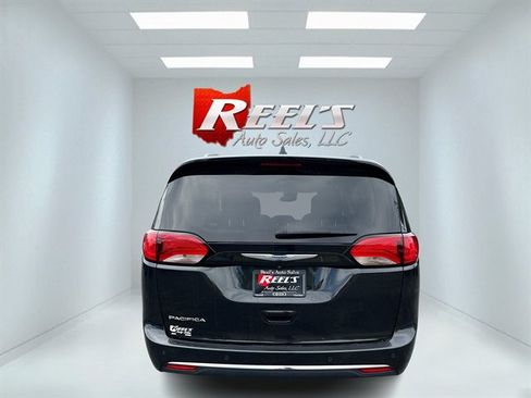 Used 2020 Chrysler Pacifica Touring-L Plus w/ Advanced Safetytec Group FWD image 9