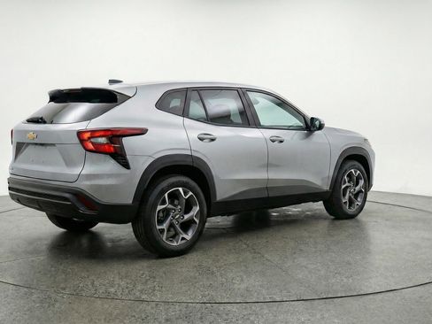 Used 2025 Chevrolet Trax LT w/ LT Convenience Package image 9