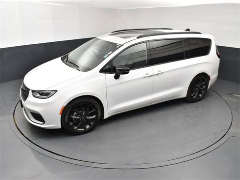 Used 2024 Chrysler Pacifica Limited w/ Uconnect Theater Family Group image 15