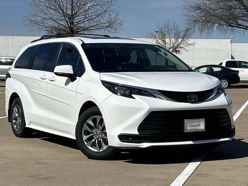 Certified 2024 Toyota Sienna LE w/ LE Plus Package image 2