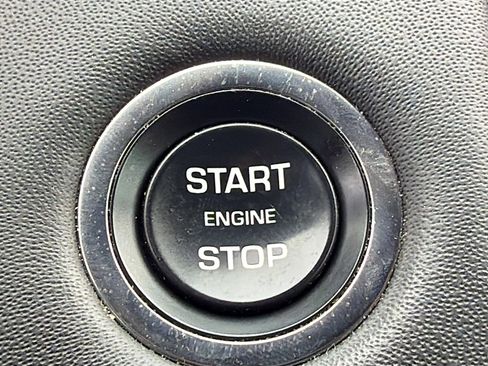 Used 2023 Land Rover Discovery Metropolitan Edition image 38