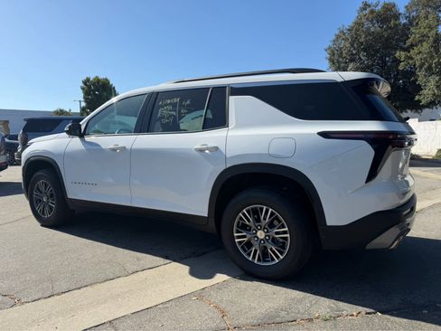 Used 2025 Chevrolet Traverse LT FWD image 3