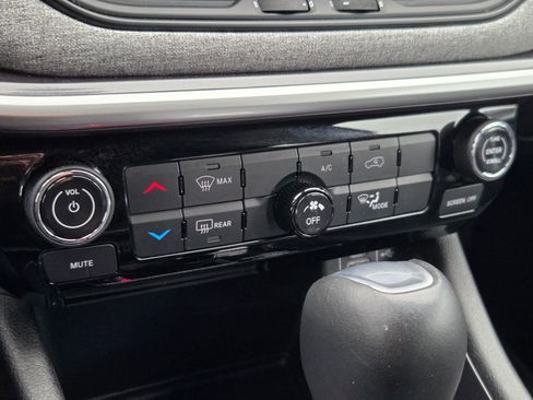 Used 2023 Jeep Compass Latitude image 10