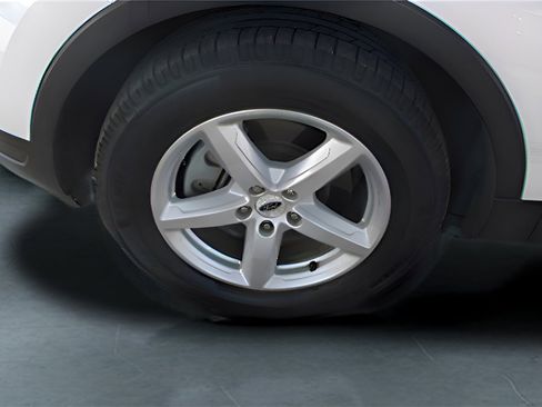 Used 2018 Ford Explorer XLT w/ Equipment Group 201A image 8