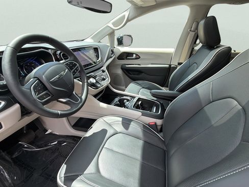 Used 2024 Chrysler Pacifica Limited FWD image 10
