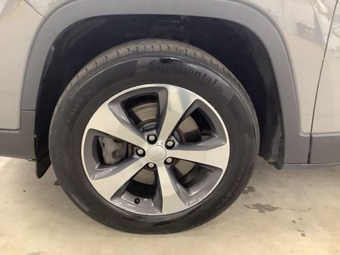 Used 2019 Jeep Cherokee Limited AWD/4WD image 6