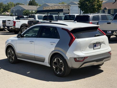 Used 2023 Kia Niro Wave w/ Wave Preserve Package FWD image 4