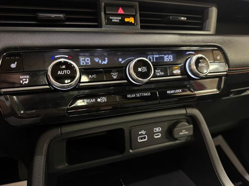 Used 2025 Honda Pilot TrailSport image 47