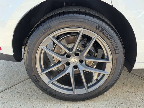 Used 2025 Porsche Macan Turbo AWD/4WD image 13