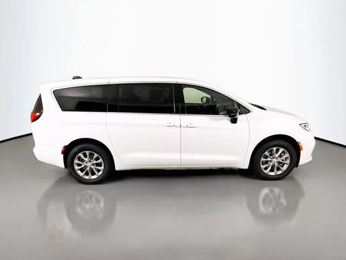 New 2026 Chrysler Pacifica Limited w/ Uconnect Theater Family Group image 8