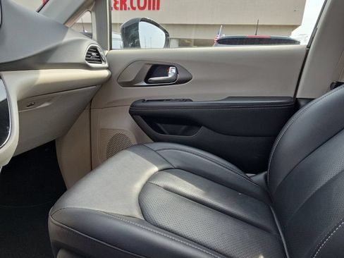 Used 2024 Chrysler Pacifica Touring-L FWD image 18