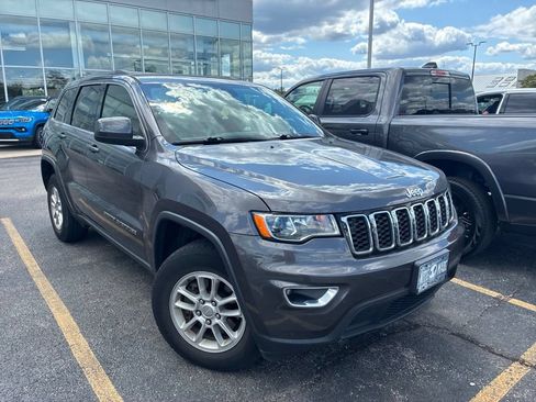 Used 2018 Jeep Grand Cherokee Laredo AWD/4WD image 2